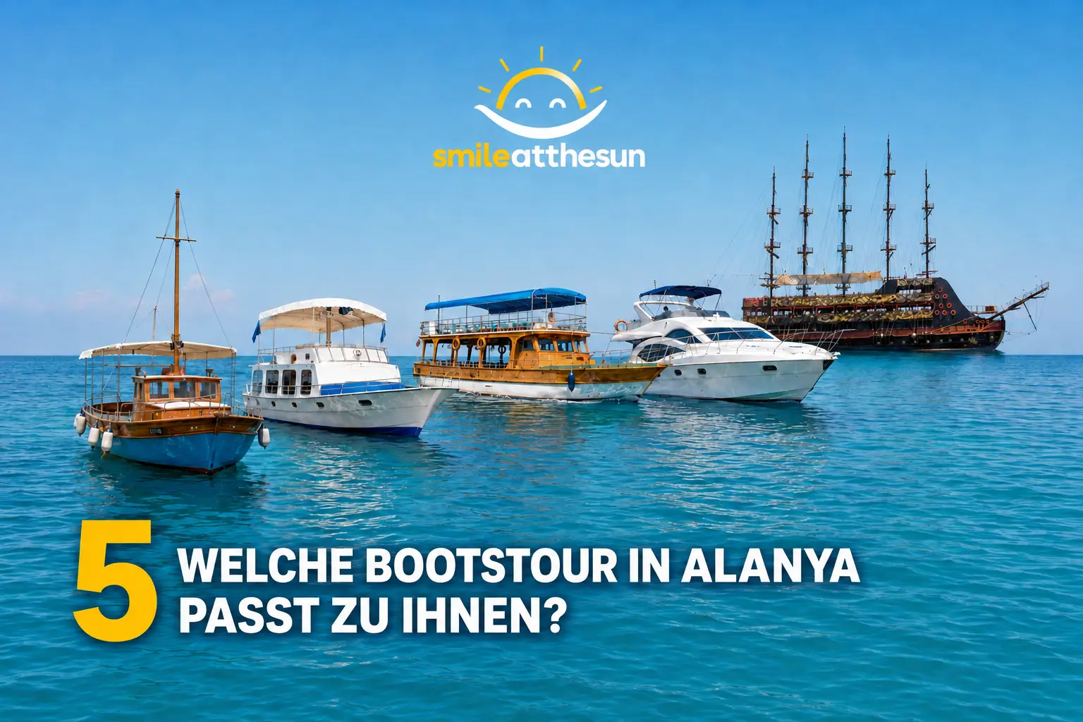 Fünf verschiedene Boote auf dem Meer, vom kleinen Fischerboot bis zum Piratenschiff, als Vergleich verschiedener Bootstouren in Alanya.