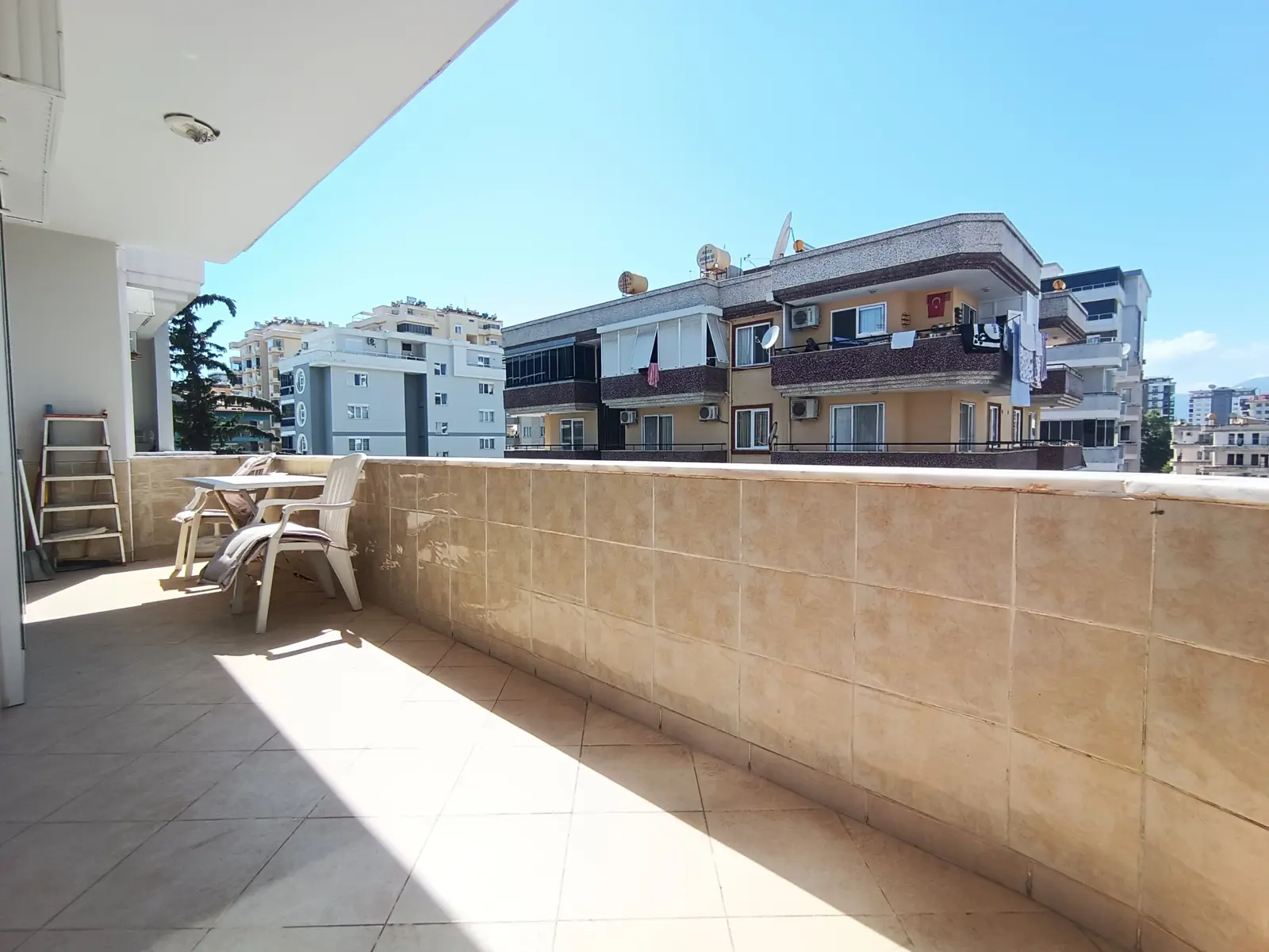 PRESTIGIOUS RESIDENCE IN MAHMUTLAR – 2+1 FURNISHED APARTMENT ONLY 300 METERS FROM THE SEA thumbnail