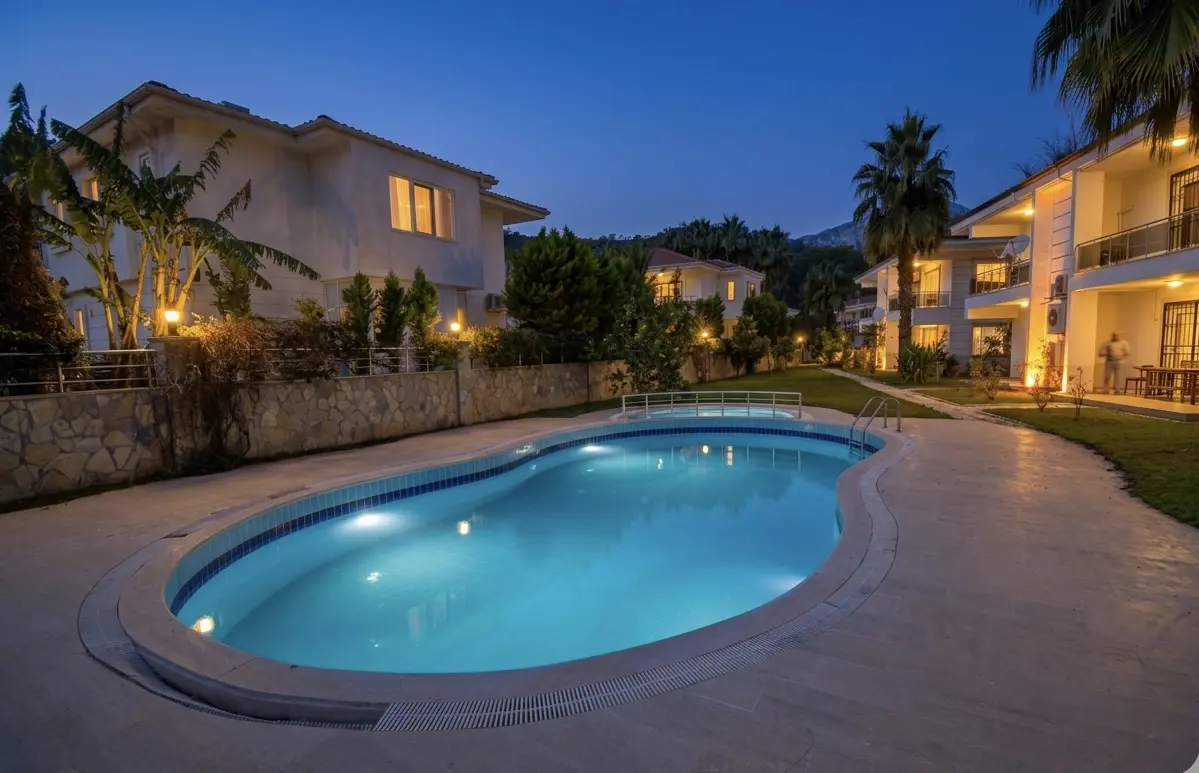 Geräumige 3+1 Duplex-Villa mit Pool und Bergblick im Herzen von Kemer, nur 800 m vom Meer entfernt thumbnail