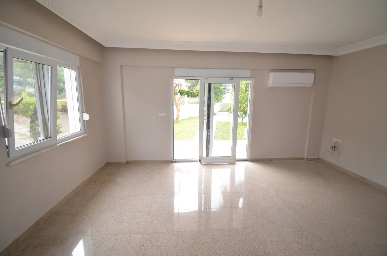 Geräumige 3+1 Duplex-Villa mit Pool und Bergblick im Herzen von Kemer, nur 800 m vom Meer entfernt thumbnail